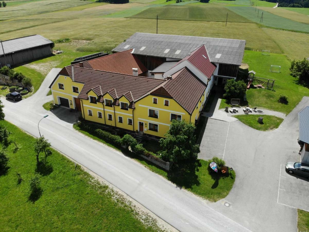 Kindererlebnis- Und Biobauernhof Hipp-bruckner